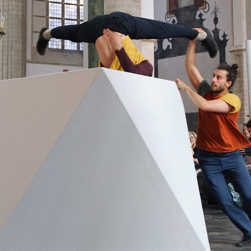Beeld uit de jeugdvoorstelling ARK, twee acrobatische dansers op een sculptuur