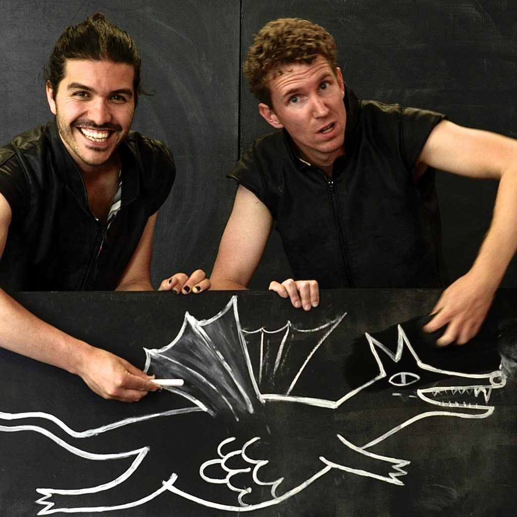 Beeld uit jeugdvoorstelling De Drakentemmer, twee mannen met een krijttekening van een draak