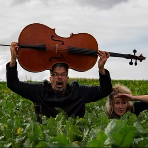 Foto: Het Verteltheater, man met cello en vrouw in een maisveld