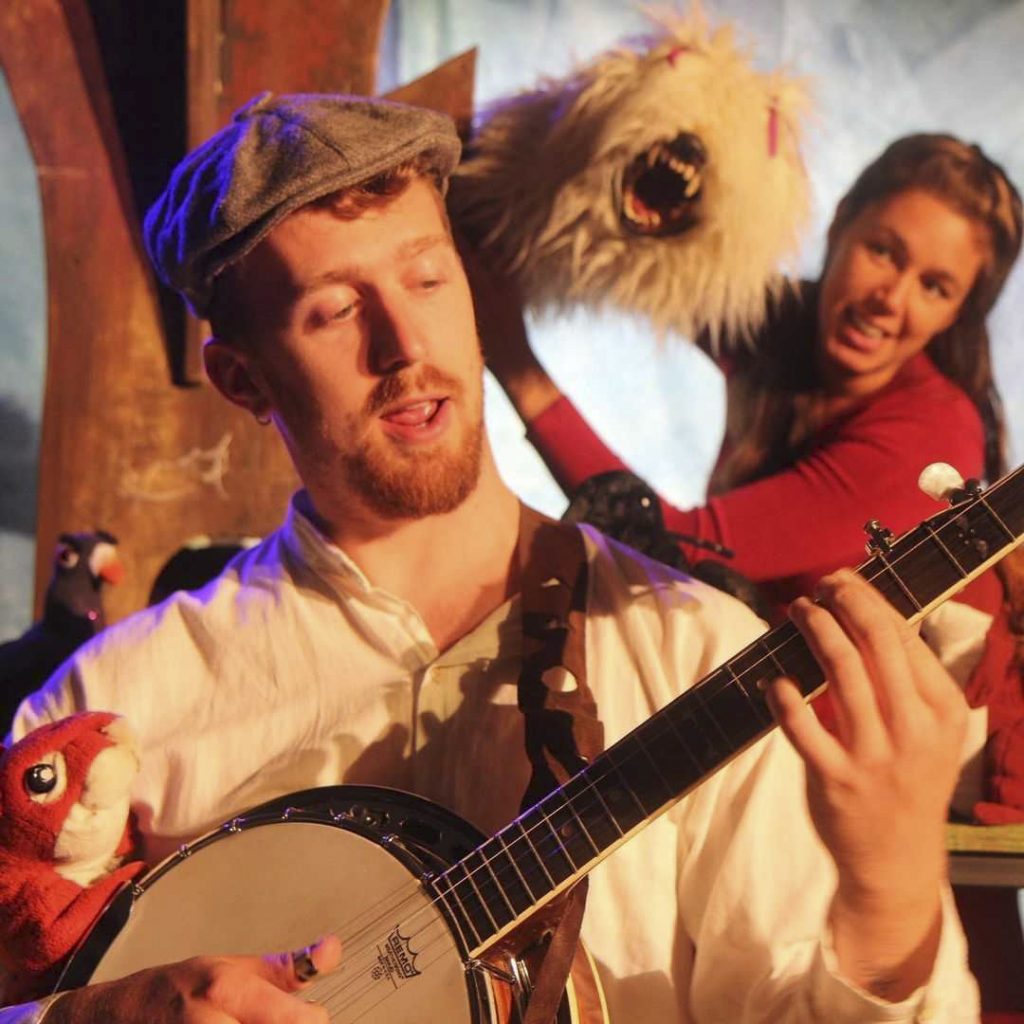 Jeugdvoorstelling Spring, theater Smoespot - man met banjo en eekhoornpop, vrouw met hondenpop