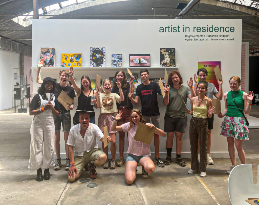 11 jongeren die geselecteerd zijn in de Face Yourself kunstopdracht voor de Biënnale 2023 bij museum MOYA met kunstenaar David Bade