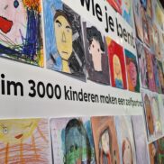 Kunstwerk gemaakt van 3000 zelfportretten van basisschoolkinderen uit Oosterhout voor de Biënnale 2023