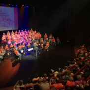 Mensen met en zonder beperking zingen en maken samen muziek bij Theater De Bussel