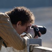 Man maakt foto van de natuur met een digitale camera