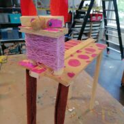 Fantasiedier gemaakt van hout en andere materialen voor de Kunstestafette 2023 door kinderen en jongeren in stadstuin De Schelp