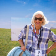 Zomerse portretfoto van een vrouw met landschap op de achtergrond