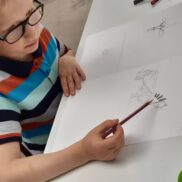 Jongen maakt een tekening